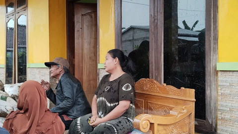 Juharti duduk termenung di teras rumahnya, Sabtu (10/1/2026). Foto: Dok. kumparan