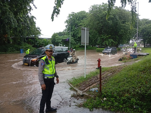 Akses jalan di kawasan Bandara Soekarno-Hatta (Soetta), Tangerang terendam banjir. Foto: Polres Bandara Soetta.