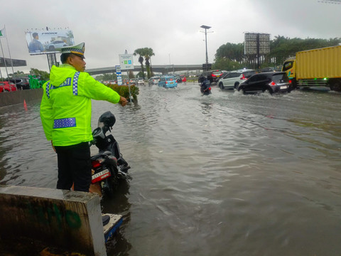 Akses jalan di kawasan Bandara Soekarno-Hatta (Soetta), Tangerang terendam banjir. Foto: Polres Bandara Soetta.