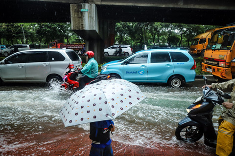Sejumlah pengendara sepeda motormenerobos banjir di kawasan Sunter, Jakarta Utara, akibat genangan air yang menutup sebagian badan jalan, Senin (12/1/2026) siang.  Foto: Iqbal Firdaus/kumparan