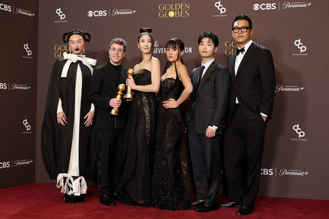 Audrey Nuna, Mark Sonnenblick, EJAE, Rei Ami, Yuhan, dan 24 pemenang Lagu Asli Terbaik - Film untuk "Golden" dari "KPop Demon Hunters," berpose di ruang pers selama Penghargaan Golden Globe Tahunan ke-83 di The Beverly Hilton pada (11/1/2026). Foto: Amy Sussman/Getty Images/AFP