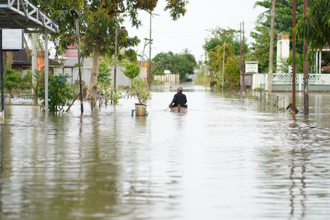 Warga Desa Keramat Baru menggunakan perahu untuk melintasi banjir pada Sabtu (10/1/2026). Foto: Dok. kumparan