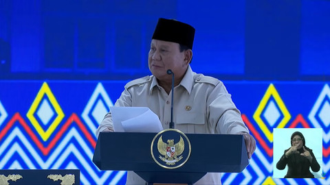 Presiden Prabowo Subianto memberikan arahan saat acara tinjau langsung Sekolah Rakyat, Banjarbaru, Kalimantan Selatan, Senin (12/1). Foto: Dok. Kemensos RI