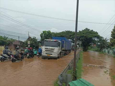 Jalan Pantura Pati-Rembang tepatnya di Desa Widorokandang Pati terendam banjir, Senin (12/1/2026) yang menyebabkan kemacetan arus lalu lintas hingga 2 kilometer. Foto: Dok. Istimewa