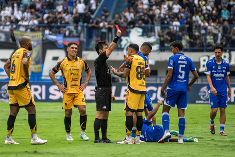 Wasit Ko Hyungjin memberikan kartu merah kepada pemain  Persija Jakarta Bruno Tubarao saat melawan Persib Bandung pada pertandingan Super League di Stadion Gelora Bandung Lautan Api (GBLA), Bandung, Jawa Barat, Minggu (11/1/2026). Foto: Abdan Syakura/ANTARA FOTO