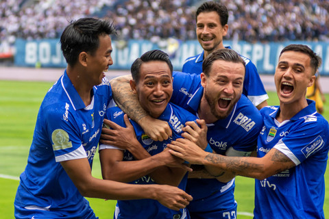 Selebrasi pemain Persib Bandung Beckham Putra Nugraha usai mencetak gol ke gawang Persija Jakarta pada pertandingan Super League di Stadion GBLA, Bandung, Minggu (11/1/2026). Foto: Abdan Syakura/ANTARA FOTO