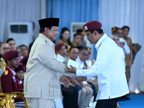 Momen Mensos Saifullah Yusuf (Gus Ipul) bersalaman dengan Presiden Prabowo usai memberi sambutan pada acara peresmian 166 Sekolah Rakyat Terpadu (SRT) secara serentak, Senin (12/1/2026). Foto: Kemensos RI