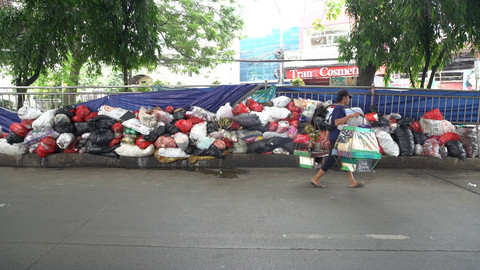 Tumpukan sampah di Ciputat, Tangsel.  Foto: kumparan