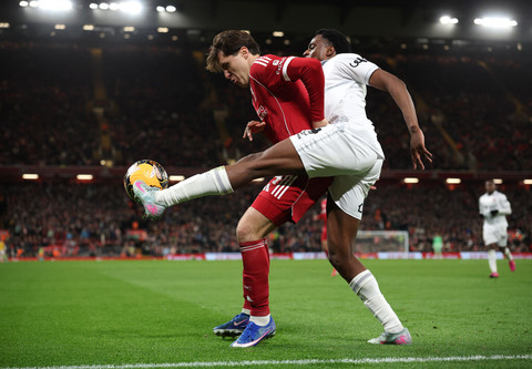 Federico Chiesa dari Liverpool beraksi dengan Nathanael Ogbeta dari Barnsley pada pertandingan Piala FA antara Liverpool vs Barnsley di Anfield, Liverpool, Inggris, Selasa (13/1/2026). Foto: Phil Noble/REUTERS