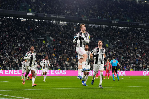 Kenan Yildiz dari Juventus merayakan setelah mencetak gol ketiga timnya selama pertandingan sepak bola Piala Italia antara Juventus dan Cremonese di Turin, Italia, Selasa (13/1/2026). Foto: Fabio Ferrari/LaPresse via AP Photo