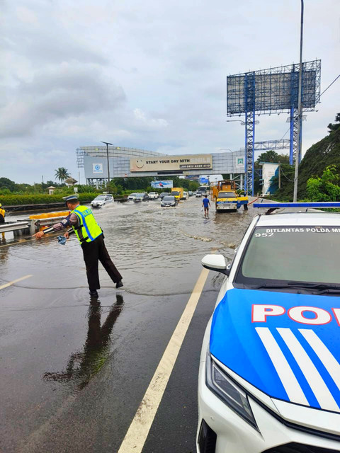 Suasana tol arah Bandara Soekarno Hatta yang masih tergenang banjir, Selasa (13/1/2026). Foto: Dok. Istimewa