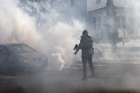 Agen Patroli Perbatasan menggunakan gas air mata saat bentrok dengan warga di lingkungan perumahan setelah kecelakaan lalu lintas kecil di Minneapolis, Minnesota, Senin (12/1/2026). Foto: Scott Olson/Getty Images via AFP