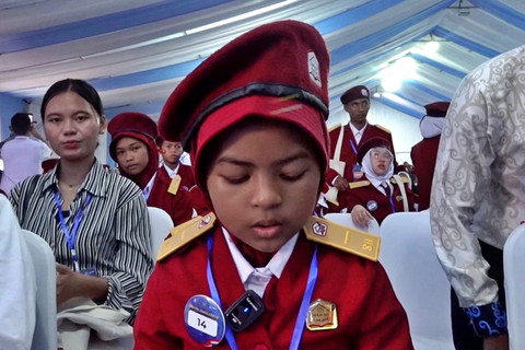 Momen siswi Sekolah Rakyat Dasar, Nursyifa membacakan testimoni terkait rasa syukurnya dapat merasakan bangku sekolah di Banjarbaru, Kalimantan Selatan, Senin (12/1/2026). Foto: Dok. Bakom RI