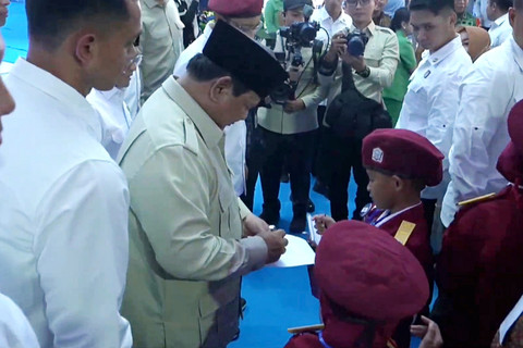Momen Presiden Prabowo tanda tangani surat tanda terima kasih dari siswa Sekolah Rakyat Dasar di Banjarbaru, Kalimantan Selatan, Senin (12/1/2026). Foto: Dok. Bakom RI