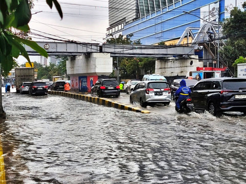 Banjir tampak belum surut di Jalan Gunung Sahari, Jakarta Utara, Selasa (13/1/2026). Foto: Jeni Ritanti/kumparan