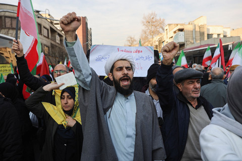 Warga Iran menghadiri unjuk rasa pro-pemerintah di Teheran, Iran, Senin (12/1/2026). Foto: Stringer/REUTERS
