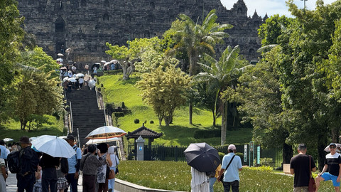 Sejumlah wisatawan memadati kawasan Taman Wisata Candi (TWC) Borobudur, Senin (4/1). Foto: Pandangan Jogja/Arif UT