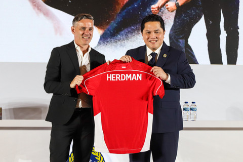 Persatuan Sepakbola Seluruh Indonesia (PSSI) resmi memperkenalkan John Herdman sebagai pelatih kepala Tim Nasional Sepakbola Indonesia di Hotel Mulia, Senayan, Jakarta, Selasa (13/1/2026). Foto: Iqbal Firdaus/kumparan