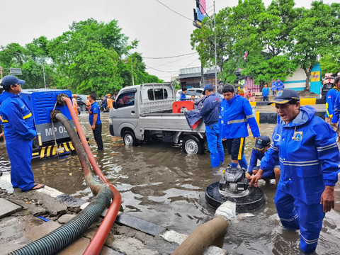 Petugas Suku Dinas Sumber Daya Air DKI Jakarta menangani genangan air di Jalan Gunung Sahari, Jakarta Utara, Selasa (13/1/2026). Foto: Jeni Ritanti/kumparan