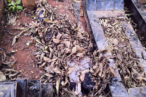 Kasat Reskrim Polres Metro Bekasi Kota, AKBP Braiel Arnold memperlihatkan jasad laki-laki tanpa identitas ditemukan di TPU kawasan Bekasi Barat, Senin (12/1/2026). Foto: Dok. Istimewa