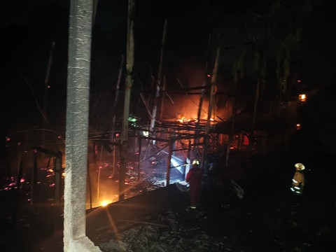 Api membakar kandang ayam di Desa Blahkiuh, Kecamatan Abiansemal, Kabupaten Badung, Bali terbakar pada Selasa (13/1/2026). Foto: Dok. Polres Badung