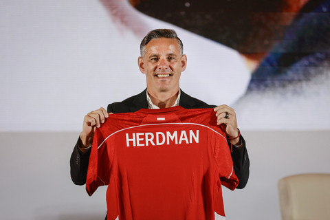Pelatih Timnas Indonesia, John Herdman menunjukkan jersey Timnas pada acara perkenalan pelatih baru Timnas Indonesia di Jakarta, Selasa (13/1/2026). Foto: Dhemas Reviyanto/ANTARA FOTO