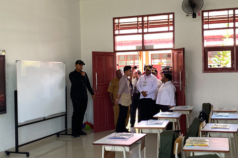Wakil Presiden Gibran Rakabuming Raka meninjau Sekolah Rakyat Menengah Atas (SRMA) 41 di Biak, Papua, Selasa (13/1/2026). Foto: Zamachsyari/kumparan