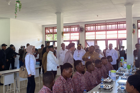 Wakil Presiden Gibran Rakabuming Raka meninjau Sekolah Rakyat Menengah Atas (SRMA) 41 di Biak, Papua, Selasa (13/1/2026). Foto: Zamachsyari/kumparan