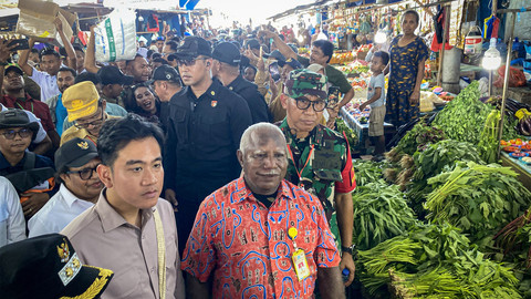 Wakil Presiden Gibran Rakabuming Raka berinteraksi bersama warga saat mengunjungi Pasar Ikan Biak, Papua, Selasa (13/1). Foto: Zamachsyari/kumparan
