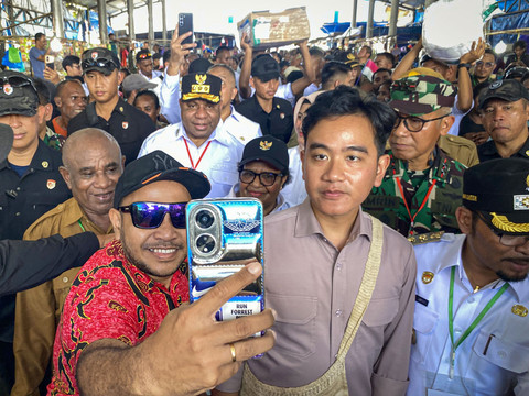 Wakil Presiden Gibran Rakabuming Raka mengunjungi Pasar Ikan Biak, Papua, Selasa (13/1).  Foto: Zamachsyari/kumparan