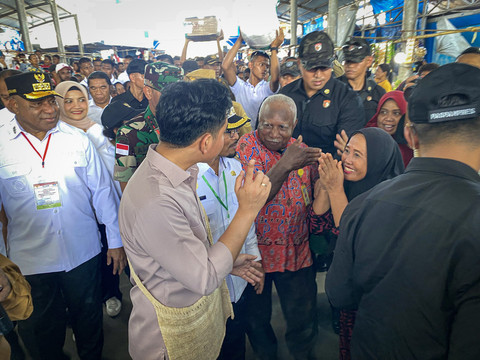 Wakil Presiden Gibran Rakabuming Raka mengunjungi Pasar Ikan Biak, Papua, Selasa (13/1). Foto: Zamachsyari/kumparan