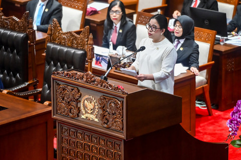 Ketua DPR Puan Maharani menyampaikan pidato pada Rapat Paripurna Ke-11 Masa Persidangan III Tahun Sidang 2025-2026 di Kompleks Parlemen, Senayan, Jakarta, Selasa (13/1/2026). Foto: Rivan Awal Lingga/ANTARA FOTO