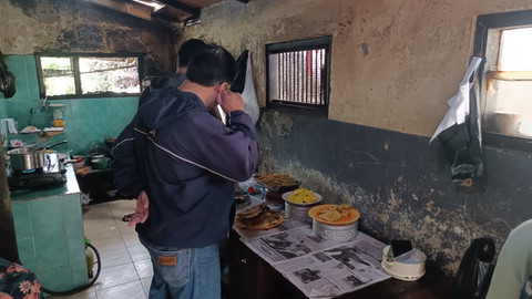 Suasana dapur Kantin Ibu Tatang yang berada di Jalan Sekeloa no. 83/152c, Kota Bandung, Jawa Barat, Selasa (13/1/2026). Foto: Abisatya/kumparan