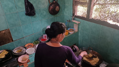 Suasana penyajian makanan di dapur Kantin Ibu Tatang yang berada di Jalan Sekeloa no. 83/152c, Kota Bandung, Jawa Barat, Selasa (13/1/2026). Foto: Abisatya/kumparan