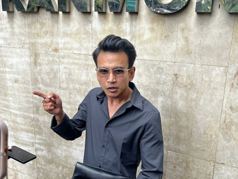 Adam Deni saat menemani pelapor Timothy Ronald di Polda Metro Jaya, Selasa (13/1/2026). Foto: Rayyan/Kumparan