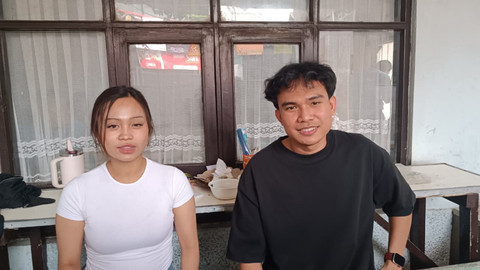 Alya (kiri) dan Rian (kanan) pelanggan Kantin Ibu Tatang. Foto: Abisatya/kumparan