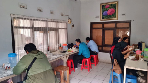 Suasana saat sejumlah pengunjung datang menyantap makanan di dalam Kantin Ibu Tatang. Foto: Abisatya/kumparan