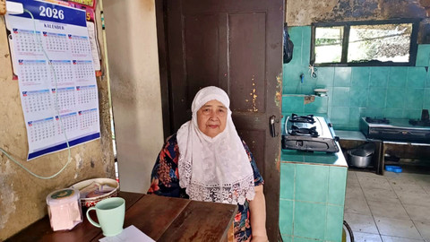 Ibu Tatang, pemilik Kantin Ibu Tatang yang menjadi penyelamat bagi mahasiswa menjelang akhir bulan ketika mereka belum mendapat kiriman uang. Foto: Abisatya/kumparan