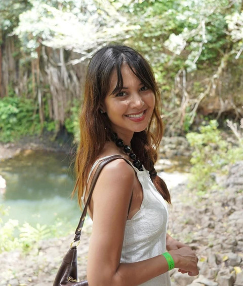 Aurélie tulis buku berjudul "Broken Strings". Foto: Instagram @aurelie