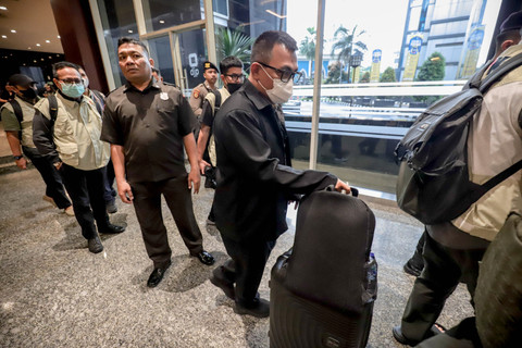Penyidik Komisi Pemberantasan Korupsi (KPK) membawa koper usai melakukan penggeledahan di Kantor Pusat Dirjen Pajak, Jakarta, Selasa (13/1/2026). Foto: Jamal Ramadhan/kumparan