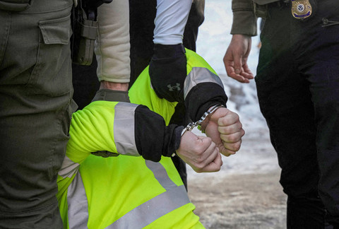 Agen federal menahan seorang pengamat, beberapa hari setelah seorang agen ICE menembak mati Renee Nicole Good, di Minneapolis, Minnesota, AS, 13 Januari 2026. Foto: REUTERS/Tim Evans
