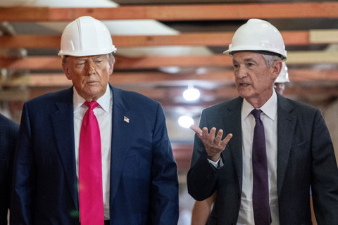 Presiden AS Donald Trump berbincang dengan Ketua Federal Reserve Jerome Powell saat meninjau renovasi gedung Dewan Federal Reserve di Washington, D.C., AS, pada 24 Juli 2025. Foto: ANDREW CABALLERO-REYNOLDS / AFP