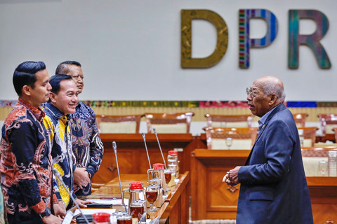 Anggota Komisi III DPR I Wayan Sudirta berbincang dengan Koordinator Forum Solidaritas Hakim Ad Hoc Indonesia Aidil Akbar, Sugiyanto, dan Titu Tumuli  sebelum mengikuti RDPU di Kompleks Parlemen, Senayan, Jakarta, Rabu (14/1/2026). Foto: Asprilla Dwi Adha/ANTARA FOTO