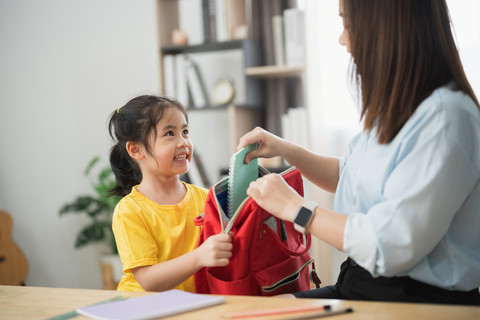 Ilustrasi komunikasi dengan anak. Foto: WPixz/Shutterstock
