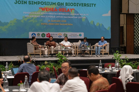 Para peneliti dari YKAN, BRIN dan Unmul membagikan kondisi terkini status biodiversitas di bentang alam Wehea-Kelay. Foto: YKAN