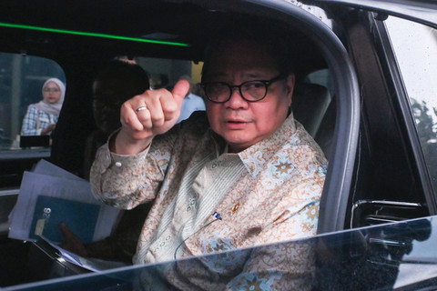 Menko Perekonomian Airlangga Hartarto melambaikan tangannya di dalam mobil usai membahas kajian pencegahan korupsi di Gedung Merah Putih KPK, Jakarta, Rabu (14/1/2026). Foto: Hafidz Mubarak A/ANTARA FOTO