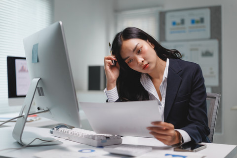 Ilustrasi perempuan bekerja. Foto: CrizzyStudio/Shutterstock