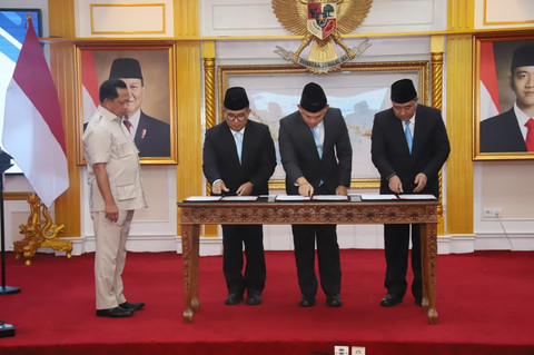 Mendagri Muhammad Tito Karnavian melantik tiga pejabat pimpinan tinggi madya di lingkungan Kemendagri, di Ruang Sidang Utama (RSU) Kantor Pusat Kemendagri, Jakarta, Rabu (14/1/2026). Foto: Dok. Puspen Kemendagri