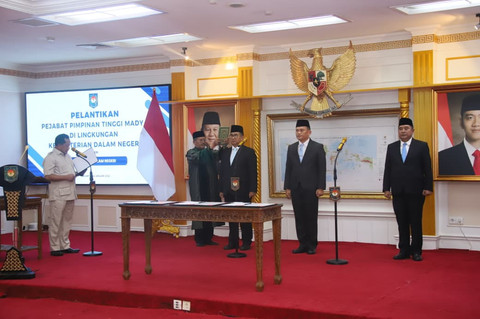 Mendagri Muhammad Tito Karnavian melantik tiga pejabat pimpinan tinggi madya di lingkungan Kemendagri, di Ruang Sidang Utama (RSU) Kantor Pusat Kemendagri, Jakarta, Rabu (14/1/2026). Foto: Dok. Puspen Kemendagri