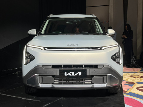 PT Kia Sales Indonesia memperkenalkan Kia Carens facelift di Hotel Fairmont, Jakarta pada Rabu (14/1/2026). Foto: Syahrul Ghiffari/kumparan